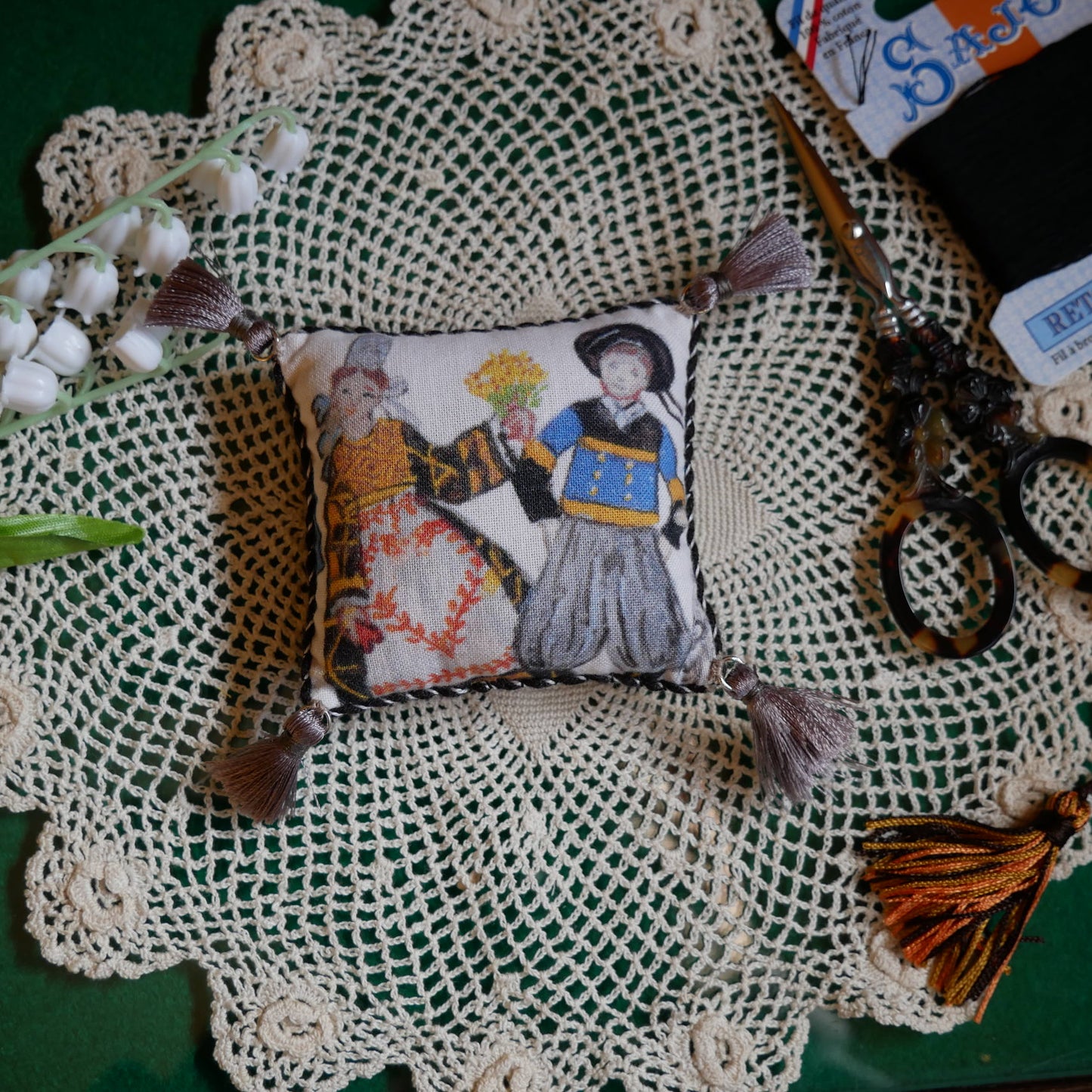 4月の手芸教室ご予約【 Stitch Along with Sajou!】黒のイニシャル・ピンクッション