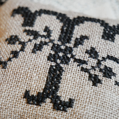 4月の手芸教室ご予約【 Stitch Along with Sajou!】黒のイニシャル・ピンクッション