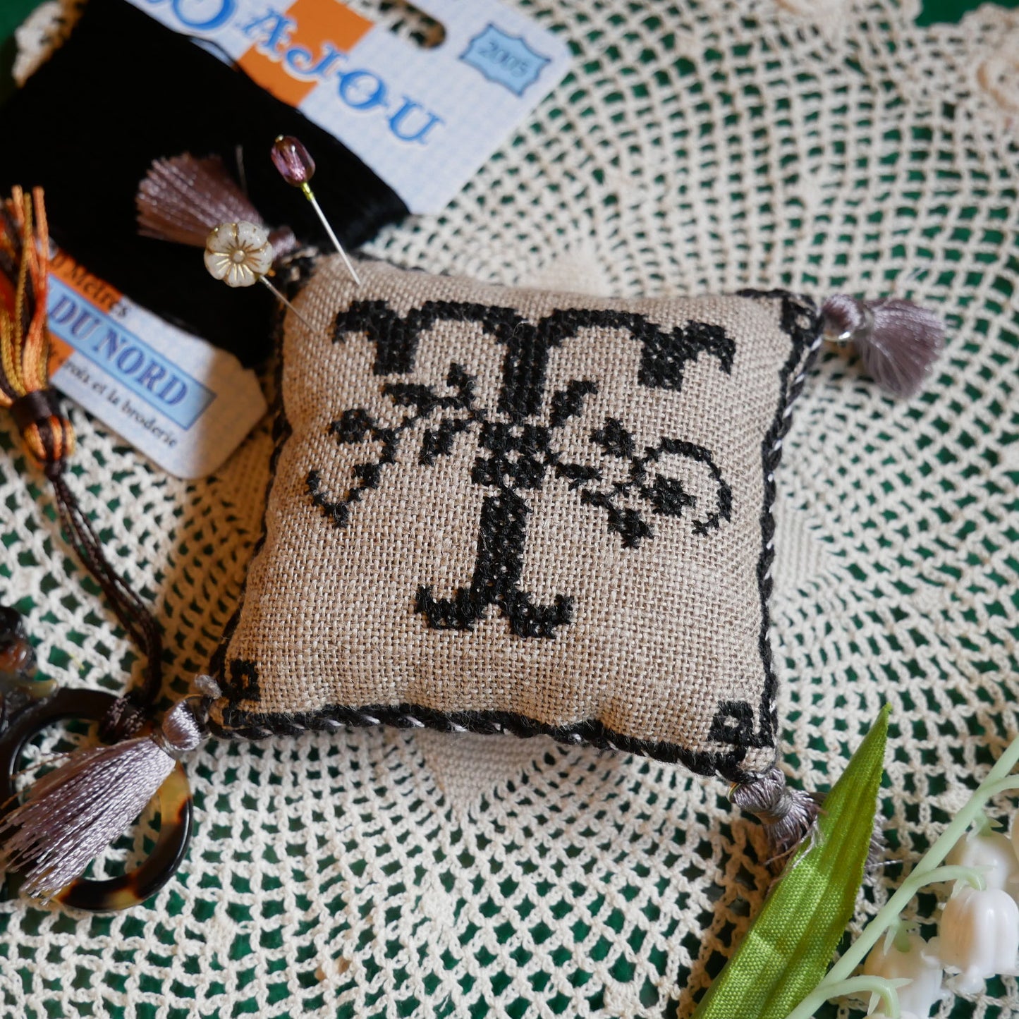 4月の手芸教室ご予約【 Stitch Along with Sajou!】黒のイニシャル・ピンクッション