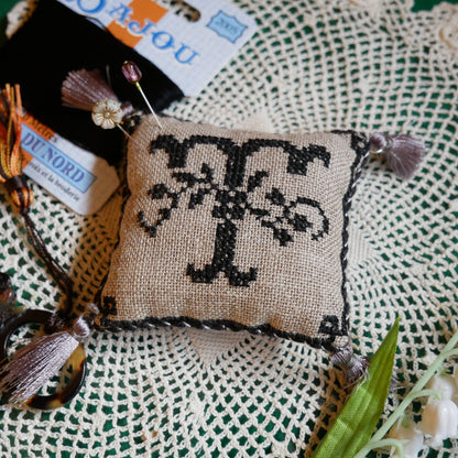 4月の手芸教室ご予約【 Stitch Along with Sajou!】黒のイニシャル・ピンクッション