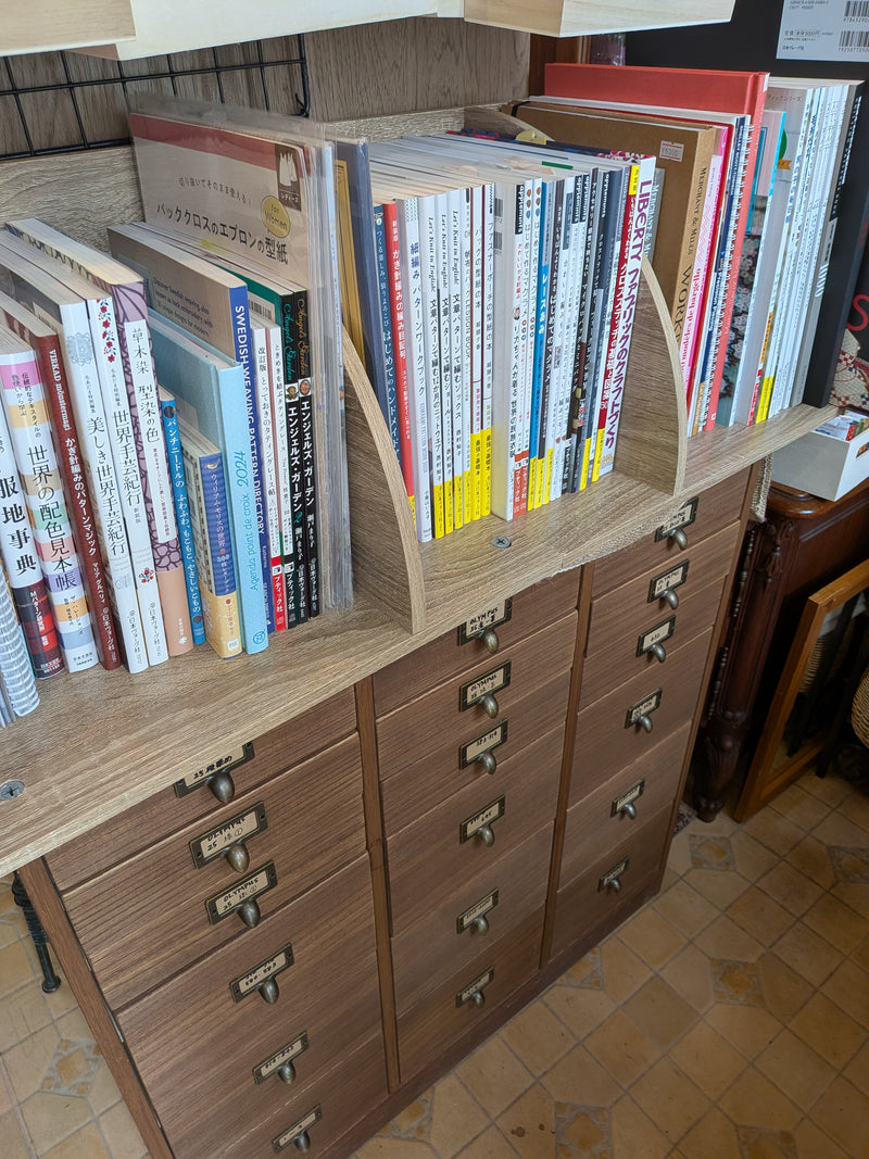 ②手芸書籍 - 糸巻き書庫