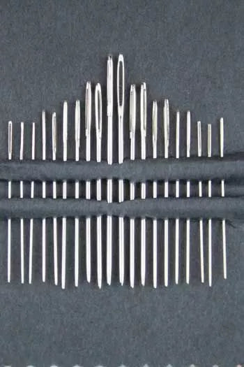 Sajou-needlebook-40-needles-a little girl repairing her dollニードルブック針40本入りアソート　繕い物をする女の子