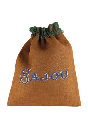 Sajou-cross-stitch-kit-bag-cat-and-dog-winding-wool クロス・ステッチ・巾着キット　毛糸を紡ぐ猫と犬