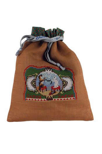 Sajou-cross-stitch-kit-bag-cat-and-dog-winding-wool クロス・ステッチ・巾着キット　毛糸を紡ぐ猫と犬