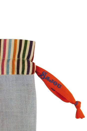 Sajou-cross-stitch-kit-bag-embroidery-girls クロス・ステッチ・巾着キット　刺しゅうする女の子