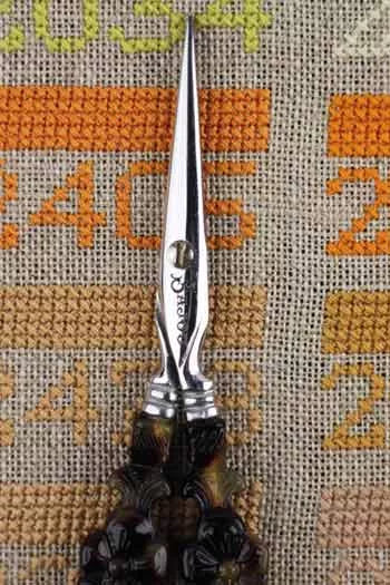 刺しゅう用ハサミ　ベッコウ調「フラワー」モデル