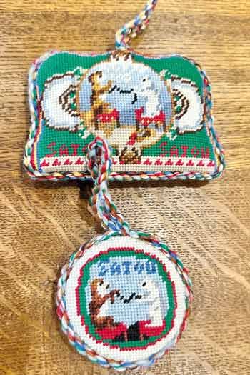 Sajou-needlepoint-puffies-charts-Cat and Dog Winding Wool and Sewing Club ニードルポイント・オーナメント図案のみ2種　毛糸を紡ぐ猫と犬／ソーイングクラブ