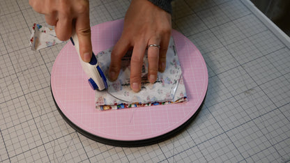 360°回転カッターマット ピンク 直径約25cm (Sue Daley Designs)